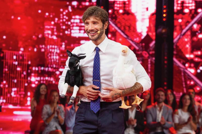 Ascolti tv, Stefano De Martino showman con Stasera tutto è possibile Ascolti tv, Stefano De Martino showman con Stasera tutto è possibile