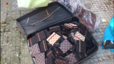 Scarpe e borse tarocche, scoperta la centrale al Pigneto. Tesoro da 1 mln di €