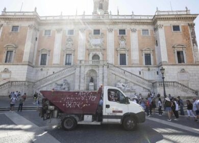 Raggi barcolla, sindacati all’assalto: “Sciopero, dimissioni e commissario”