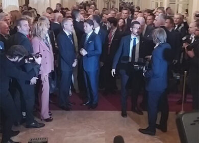 Stretta di mano Giuseppe Conte Carlo Bonomi