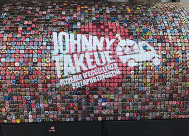 “Johnny Take Ué” sbarca a Monza in un forno ricoperto da centinaia di tappi