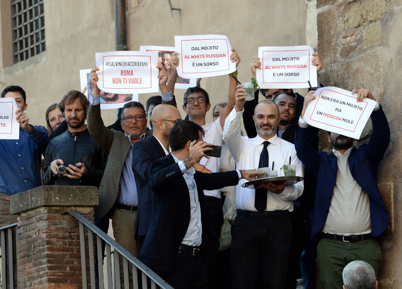 Salvini in Campidoglio: “Raggi dimettiti”. Il Pd denuncia: “Sfiducia tarocca”