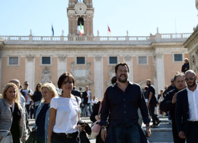 Salvini in Campidoglio: “Raggi dimettiti”. Il Pd denuncia: “Sfiducia tarocca”