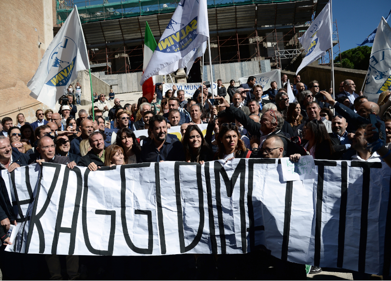 Salvini in Campidoglio: “Raggi dimettiti”. Il Pd denuncia: “Sfiducia tarocca”