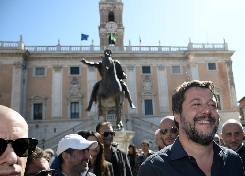 Salvini in Campidoglio: “Raggi dimettiti”. Il Pd denuncia: “Sfiducia tarocca”