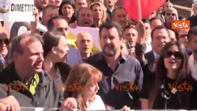 Salvini protesta in Campidoglio, M5s lo accoglie con i mojito