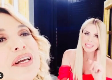 Barbara d’Urso e la Lecciso cantano Felicità. Ecco il simpatico fuoriprogramma