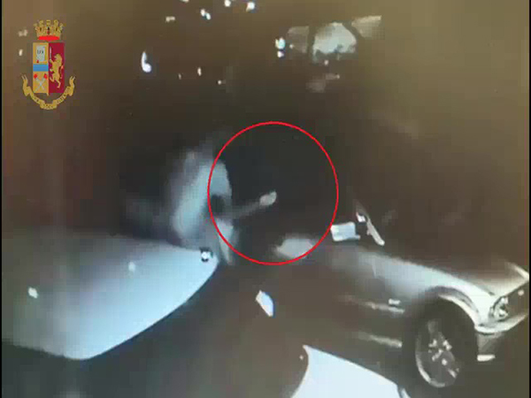 Come rompere il cristallo di un un’auto in 2 secondi. Il video della Polizia Come rompere il cristallo di un un’auto in 2 secondi. Il video della Polizia