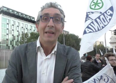 Il consigliere della Lega Bastoni appende crocifisso nell’aula del Consiglio