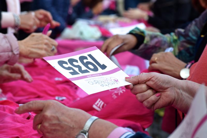 Amiche x Mano, la community in rosa che sfida il tumore al seno Amiche x Mano, la community in rosa che sfida il tumore al seno