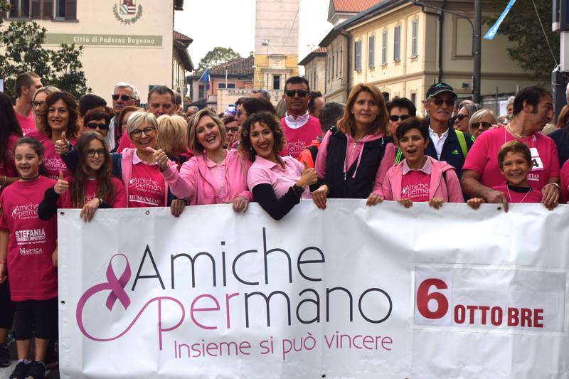 Amiche x Mano, la community in rosa che sfida il tumore al seno Amiche x Mano, la community in rosa che sfida il tumore al seno