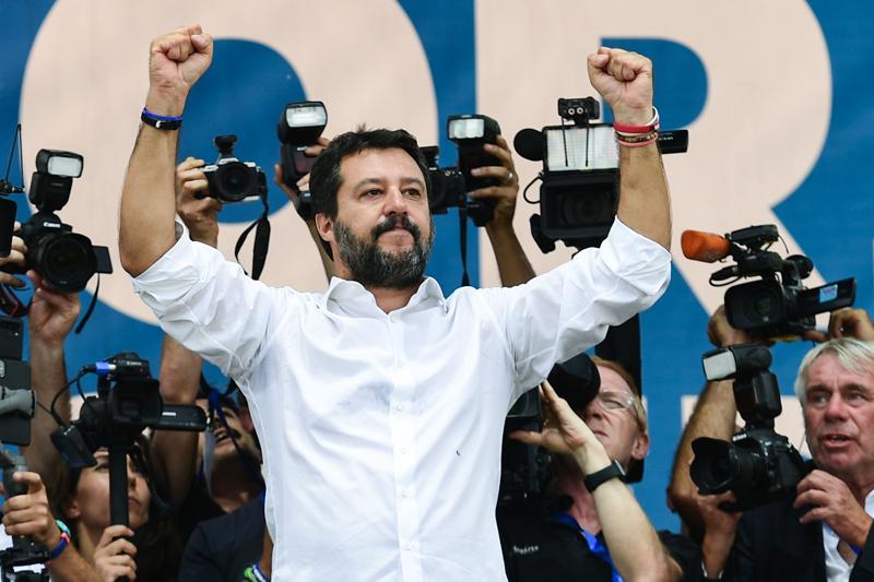 Salvini-Raggi, scontro totale. Guerra anche sul verde: “Dove sono i 4,5 mln?” Salvini-Raggi, scontro totale. Guerra anche sul verde: “Dove sono i 4,5 mln?”