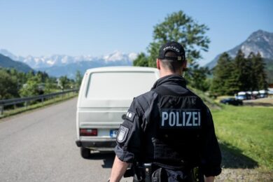 Germania: camion rubato finisce su 9 auto davanti al tribunale