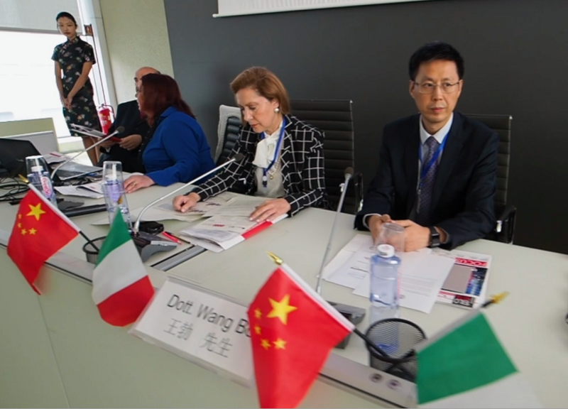La via della Seta parte dal Pirellone. VIDEO La via della Seta parte dal Pirellone. VIDEO