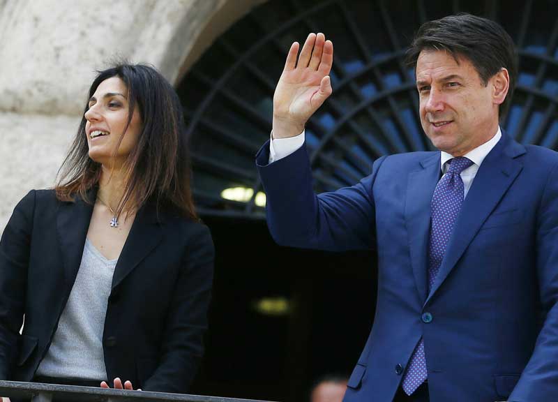 M5S scatenato, vuole spedire Raggi al Consiglio dei ministri accanto a Conte M5S scatenato, vuole spedire Raggi al Consiglio dei ministri accanto a Conte