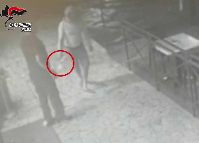 Si drogano e vanno a rapinare 3 negozi in una mattina. Sparano per 2500 euro