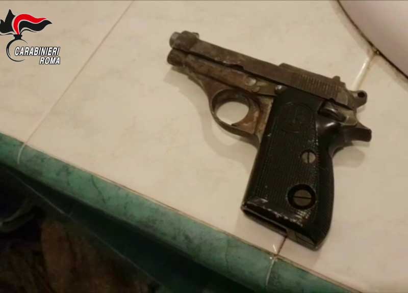 Si drogano e vanno a rapinare 3 negozi in una mattina. Sparano per 2500 euro