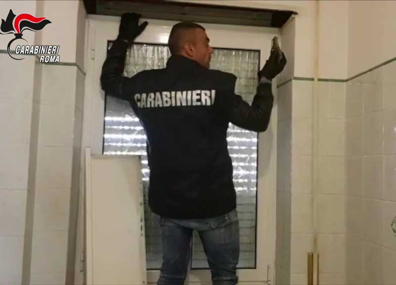 Si drogano e vanno a rapinare 3 negozi in una mattina. Sparano per 2500 euro