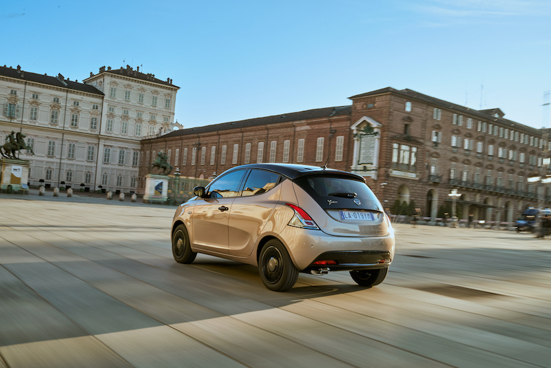 Lancia Ypsilon Monogram, look nero e oro per un auto classica e fashion
