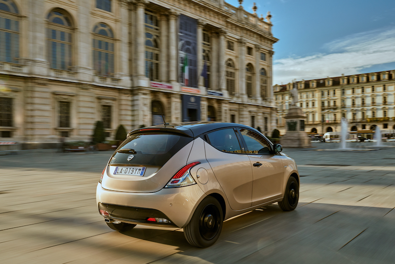 Lancia Ypsilon Monogram, look nero e oro per un auto classica e fashion