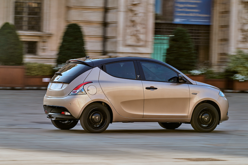 Lancia Ypsilon Monogram, look nero e oro per un auto classica e fashion