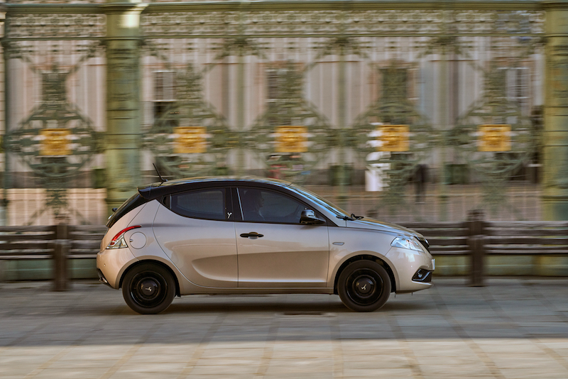 Lancia Ypsilon Monogram, look nero e oro per un auto classica e fashion