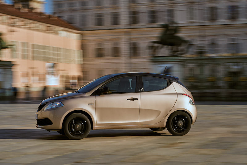 Lancia Ypsilon Monogram, look nero e oro per un auto classica e fashion