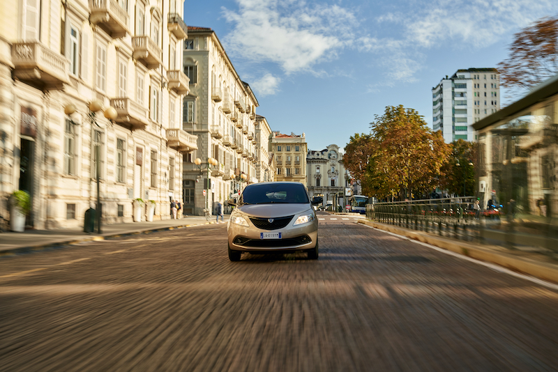 Lancia Ypsilon Monogram, look nero e oro per un auto classica e fashion