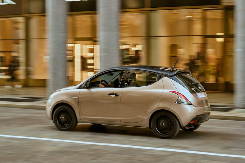 Lancia Ypsilon Monogram, look nero e oro per un auto classica e fashion