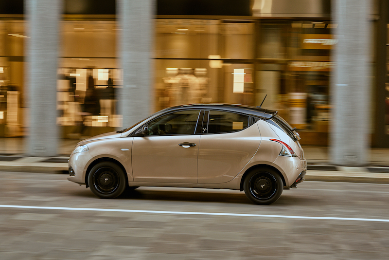 Lancia Ypsilon Monogram, look nero e oro per un auto classica e fashion