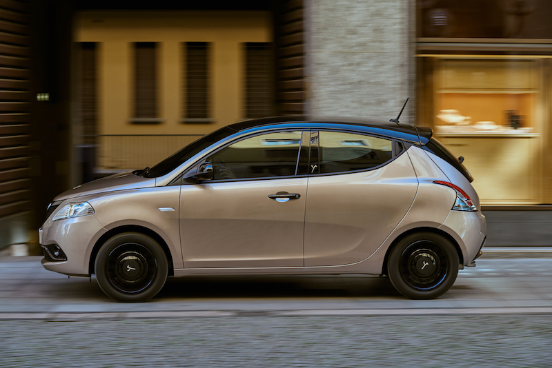 Lancia Ypsilon Monogram, look nero e oro per un auto classica e fashion