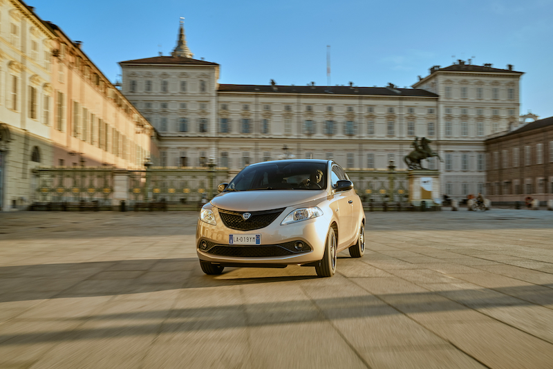 Lancia Ypsilon Monogram, look nero e oro per un auto classica e fashion