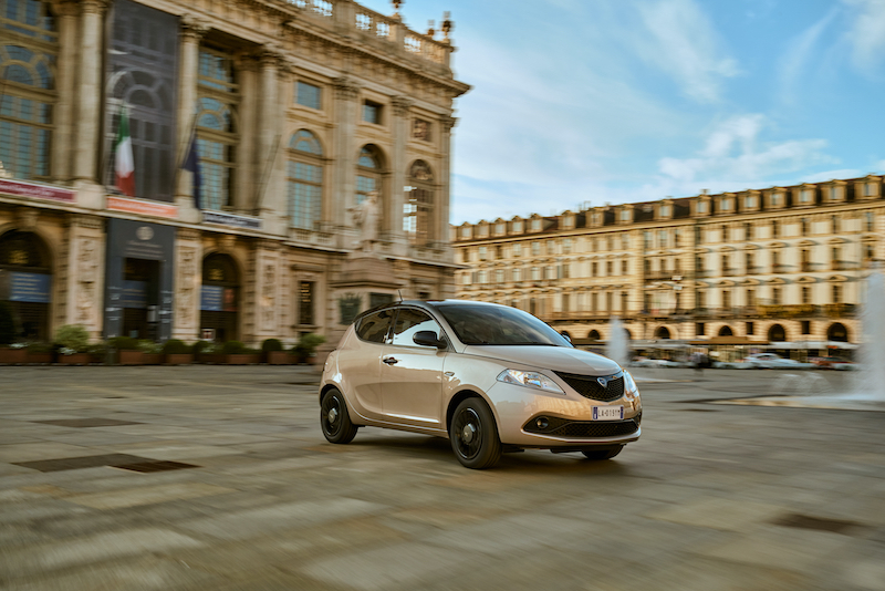 Lancia Ypsilon Monogram, look nero e oro per un auto classica e fashion