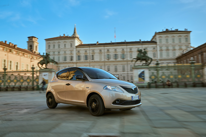 Lancia Ypsilon Monogram, look nero e oro per un auto classica e fashion