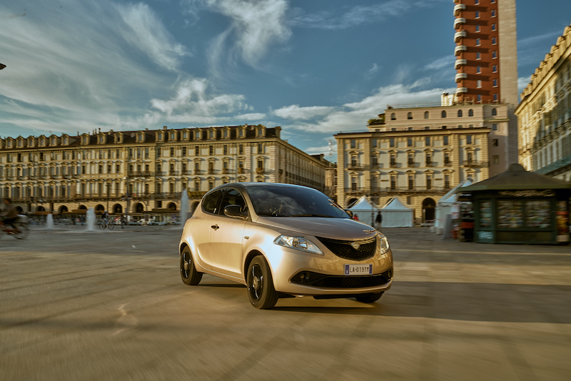 Lancia Ypsilon Monogram, look nero e oro per un auto classica e fashion
