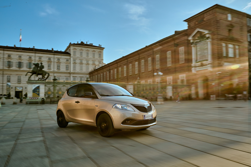 Lancia Ypsilon Monogram, look nero e oro per un auto classica e fashion