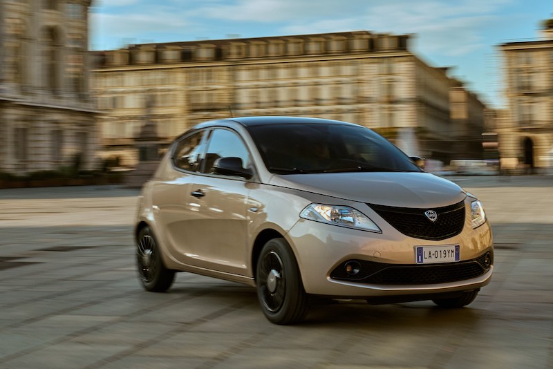Lancia Ypsilon Monogram, look nero e oro per un auto classica e fashion