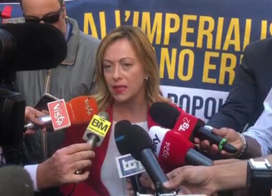 Il flash mob di Giorgia Meloni davanti all’ambasciata turca