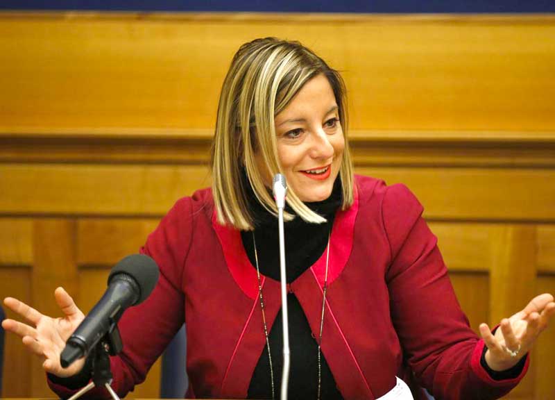 Polvere di 5 Stelle. La papessa Lombardi accusata di tirannia. Renzi sorride