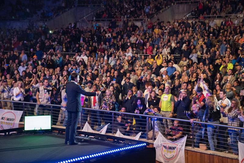M5S, Di Maio: “Realizzeremo il programma”. Accoglienza da star per Conte M5S, Di Maio: “Realizzeremo il programma”. Accoglienza da star per Conte