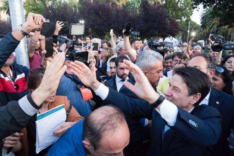 M5S, Di Maio: “Realizzeremo il programma”. Accoglienza da star per Conte M5S, Di Maio: “Realizzeremo il programma”. Accoglienza da star per Conte