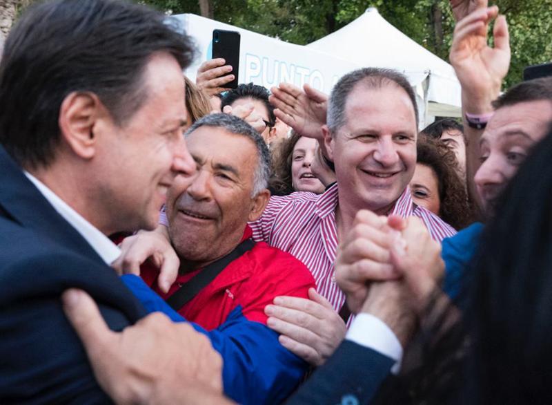 M5S, Di Maio: “Realizzeremo il programma”. Accoglienza da star per Conte M5S, Di Maio: “Realizzeremo il programma”. Accoglienza da star per Conte