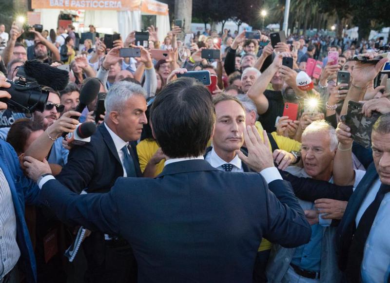 M5S, Di Maio: “Realizzeremo il programma”. Accoglienza da star per Conte M5S, Di Maio: “Realizzeremo il programma”. Accoglienza da star per Conte