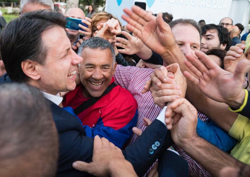 Galleria foto 'M5S, Di Maio: “Realizzeremo il programma”. Accoglienza da star per Conte' - foto 1
