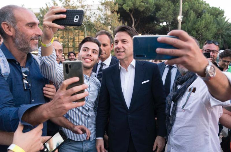 M5S, Di Maio: “Realizzeremo il programma”. Accoglienza da star per Conte M5S, Di Maio: “Realizzeremo il programma”. Accoglienza da star per Conte