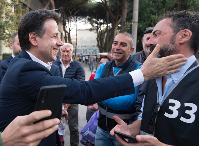 M5S, Di Maio: “Realizzeremo il programma”. Accoglienza da star per Conte M5S, Di Maio: “Realizzeremo il programma”. Accoglienza da star per Conte