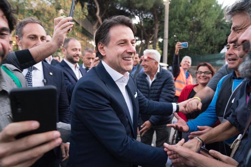 M5S, Di Maio: “Realizzeremo il programma”. Accoglienza da star per Conte M5S, Di Maio: “Realizzeremo il programma”. Accoglienza da star per Conte