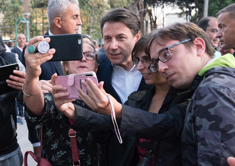 M5S, Di Maio: “Realizzeremo il programma”. Accoglienza da star per Conte M5S, Di Maio: “Realizzeremo il programma”. Accoglienza da star per Conte