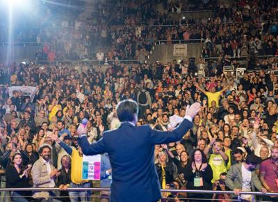 M5S, Di Maio: “Realizzeremo il programma”. Accoglienza da star per Conte M5S, Di Maio: “Realizzeremo il programma”. Accoglienza da star per Conte
