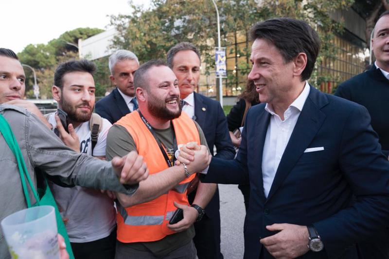 M5S, Di Maio: “Realizzeremo il programma”. Accoglienza da star per Conte M5S, Di Maio: “Realizzeremo il programma”. Accoglienza da star per Conte